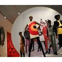 Visite guidée de l'exposition Pierre Cardin : Future Fashion, et une introduction à l'exposition JR : Chronicles - Brooklyn Museum